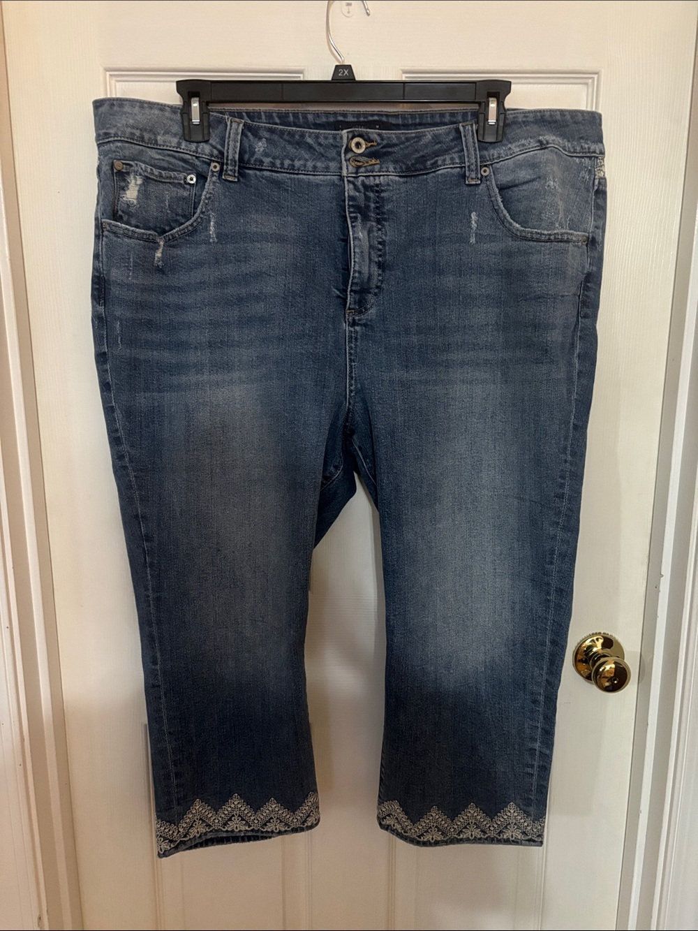Lucky Brand Embroidered Distressed Crop Denim Jeans!